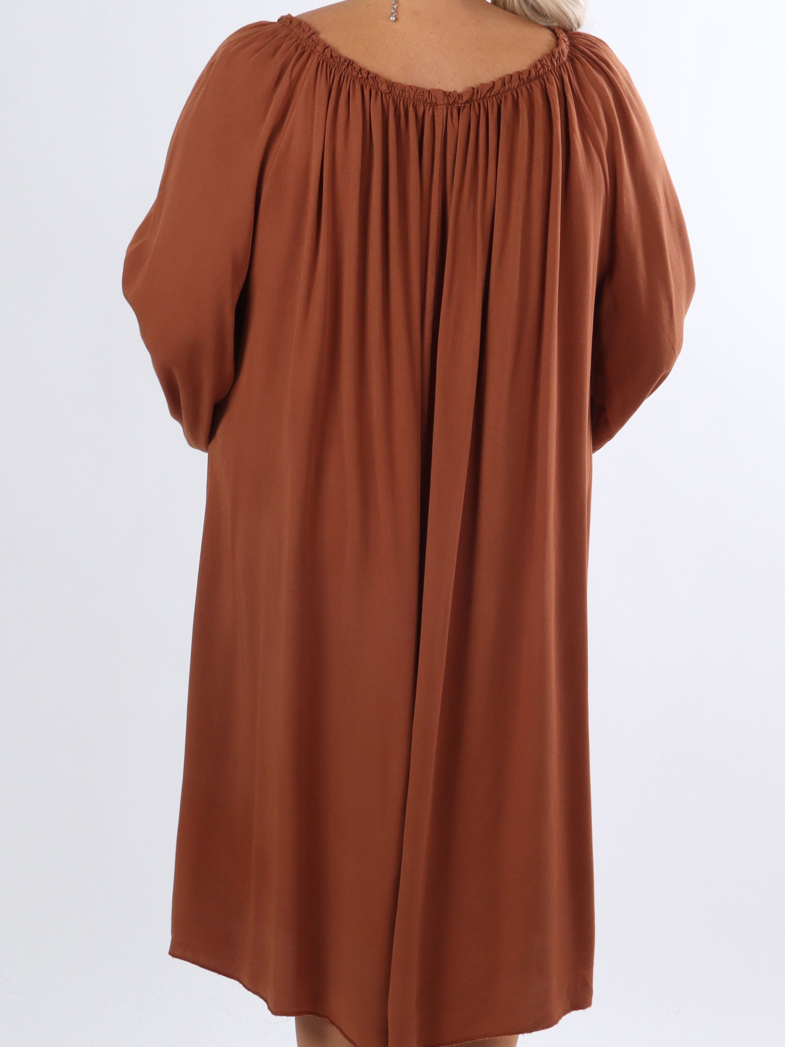 Nicole - Fin tunikakjole i plus size med bindebånd